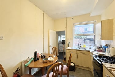 4 bed house, Russell Street, Radford, Nottingham, NG74FL - Image 2